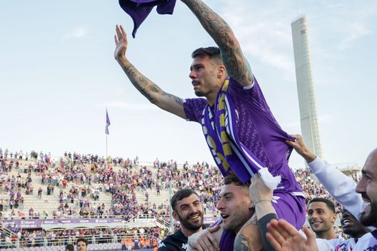 GERMOGLI PH: 27 MAGGIO 2023 FIRENZE STADIO ARTEMIO FRANCHI CAMPIONATO SERIE A FIORENTINA VS ROMA NELLA FOTO SALUTI A VENUTI Venuti resta in Serie A, ufficiale il suo passaggio ad un nuovo club- immagine 2