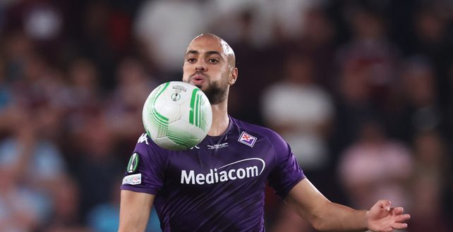 PRAGUE, CZECH REPUBLIC - JUNE 07: Sofyan Amrabat of ACF Fiorentina controls the ball during the UEFA Europa Conference League 2022/23 final match between ACF Fiorentina and West Ham United FC at Eden Arena on June 07, 2023 in Prague, Czech Republic. (Photo by Alex Grimm/Getty Images) Amrabat