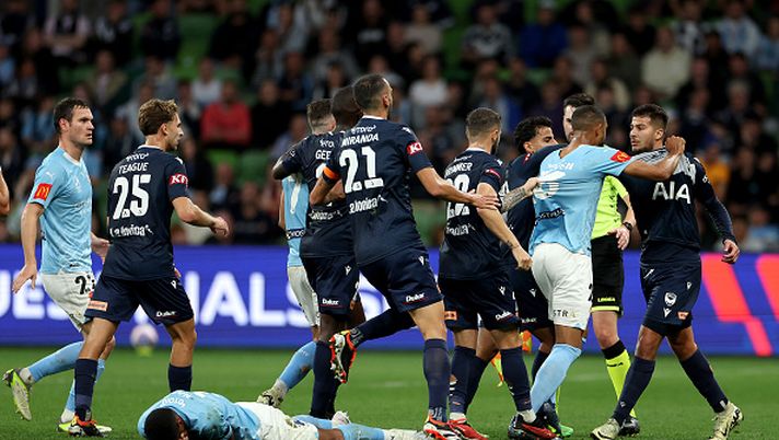 Calcione a un avversario a terra e rosso: il derby di Melbourne al Victory dopo i rigori - immagine 1