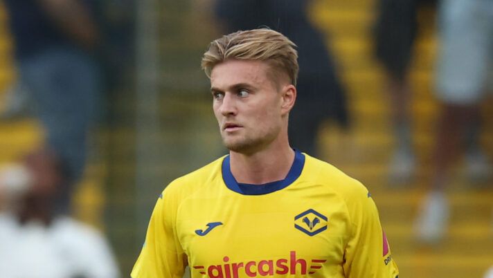 UDINE, ITALY - AUGUST 25: Martin Frese of Verona controls the ball during the Serie A match between Udinese Calcio and Hellas Verona FC at Stadio Friuli on August 25, 2025 in Udine, Italy. (Photo by Timothy Rogers/Getty Images) Verona, Bella-Kotchap in difesa. Frese, Giovane, Akpa Akpro: la probabile formazione - immagine 1