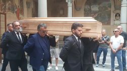 VIDEO VN – L’ingresso del feretro di Celeste Pin in chiesa: Firenze lo saluta