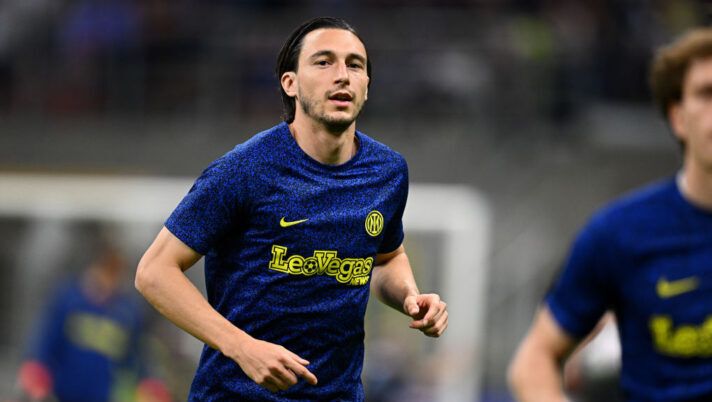MILAN, ITALY - APRIL 14: Matteo Darmian of FC Internazionale warms up ahead before the Serie A TIM match between FC Internazionale and Cagliari at Stadio Giuseppe Meazza on April 14, 2024 in Milan, Italy. (Photo by Mattia Ozbot - Inter/Inter via Getty Images) Chi gioca e chi no nei posticipi di oggi: non solo Giroud, da Darmian e Llorente a Fabbian e Abraham - immagine 1