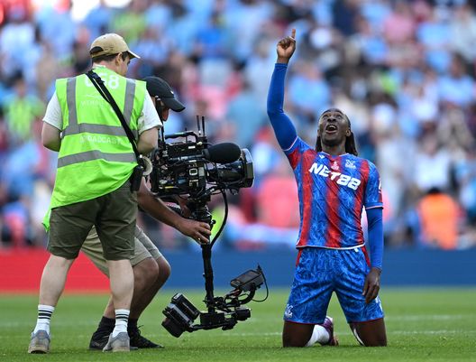 L'esultanza di Eberechi eze dopo il gol in finale. (Photo by Shaun Botterill/Getty Images) Alla scoperta di Oliver Glasner: chi è il Mr Wolf del Crystal Palace- immagine 8