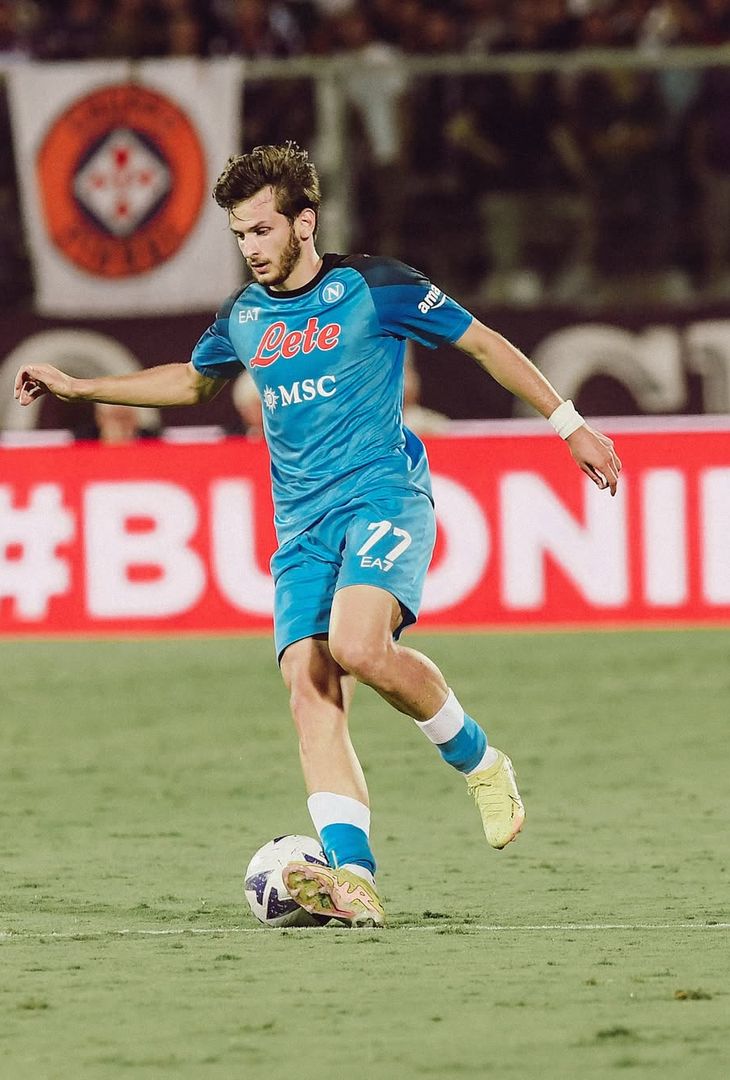 Poco più di 48 ore separano Fiorentina-Napoli dal suo fischio d'inizio. Valevole per la 3ª giornata di Serie A, la gara andrà in scena domani, sabato 13 settembre, alle 20:45. Nel frattempo, per smorzare l'attesa, l'account Instagram della società partenopea ha pubblicato un post composto da ben dieci fotografie, una per ogni battaglia che ha avuto per protagoniste, sotto i riflettori dello Stadio Artemio Franchi, la compagine gigliata e quella azzurra. Un viaggio che parte dalla stagione 2013/14 e che termina con lo scontro più recente: quello dell'annata 2024/25.