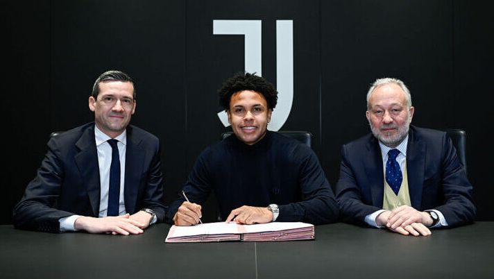 TURIN, ITALY - MARCH 2: Marco Ottolini, Weston McKennie, Gianluca Ferrero seen as Weston McKennie signs a contract extension with Juventus at the team headquarters on March 2, 2026 in Turin, Italy. (Photo by Daniele Badolato - Juventus FC/Juventus FC via Getty Images) Juve, ecco quanto guadagnerà McKennie ora dopo l’ufficialità del rinnovo - immagine 1