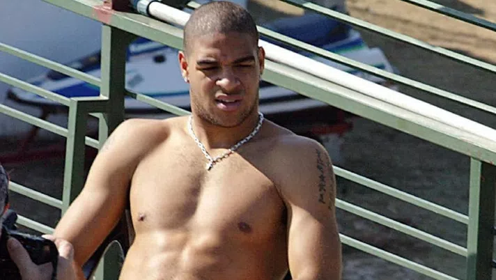 Adriano e la festa con 18 donne: “Misi l’accappatoio, ordinai un whisky e iniziai a…” - immagine 1