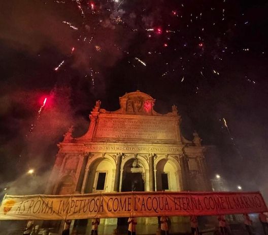 Festa Roma, la curva Sud colora la fontana del Gianicolo: “Eterna come il marmo”- immagine 2