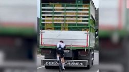 VIDEO / Gross, che follia: si fa trascinare da un camion