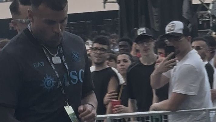 Andrea Petagna avvistato al concerto di Sfera a Napoli, guardate la sua maglia! FOTO - immagine 1