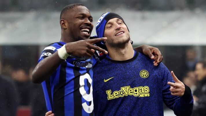 MILAN, ITALY - APRIL 22: Marcus Thuram and Marko Arnautovic of FC Internazionale celebrate winning the Serie A TIM title after winning the Serie A TIM match between AC Milan and FC Internazionale at Stadio Giuseppe Meazza on April 22, 2024 in Milan, Italy. (Photo by Francesco Scaccianoce/Getty Images) Arnautovic: “Ho fatto questa scommessa con Dumfries sull’Europeo, Thuram…” - immagine 1