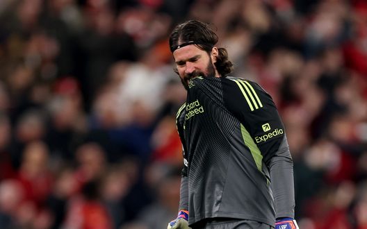 LIVERPOOL, INGHILTERRA - 18 MARZO: Alisson Becker del Liverpool durante la partita di ritorno degli ottavi di finale della UEFA Champions League 2025/26 tra Liverpool FC e Galatasaray SK ad Anfield il 18 marzo 2026 a Liverpool, Inghilterra. (Foto di Carl Recine/Getty Images)