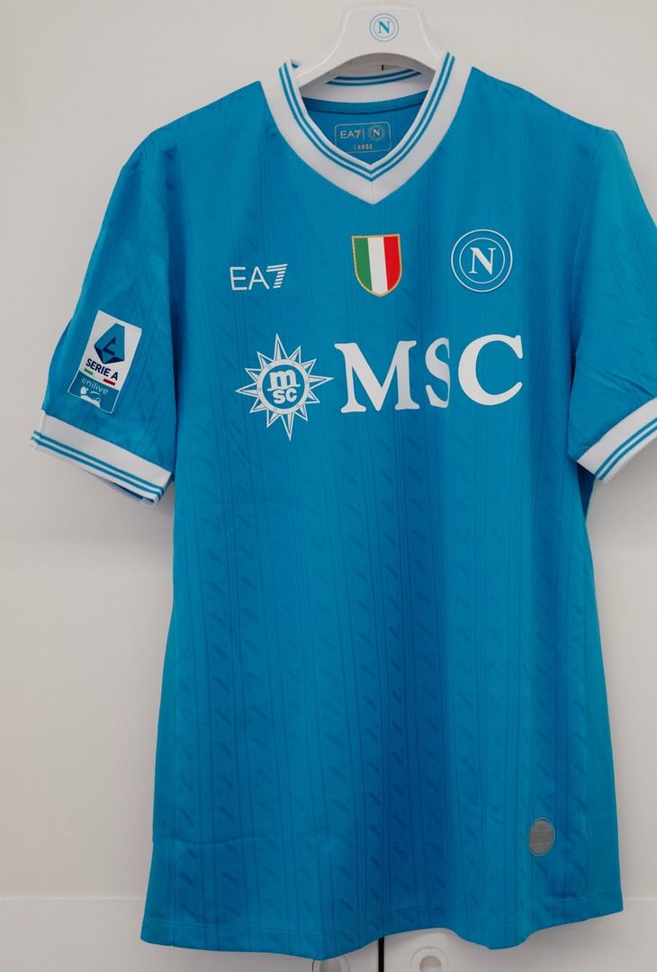 Sale l'attesa per il fischio d'inizio, fissato per le 18:30 odierne, di Napoli-Hellas Verona, gara valevole per la 19ª giornata del campionato 2025/26 di Serie A. Per l'occasione, la squadra di Antonio Conte, come dimostra il seguente post pubblicato dalla società partenopea sul proprio account Instagram, scenderà in campo con indosso la maglia azzurra. Spunta, inoltre, un indizio per l'undici titolare ospite: tra le foto compare la maglia di Mathias Olivera. È probabile, dunque, che a scendere in campo stasera come quarto di centrocampo a sinistra sia l'uruguaiano (a discapito di Miguel Gutierrez).