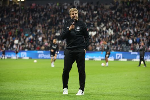 Martin Hinteregger parla ai tifosi dell'Eintracht Francoforte (Photo by Alex Grimm/Getty Images) Austria, quanti guai per Hinteregger in questo 2025: retrocessione e patente ritirata- immagine 2