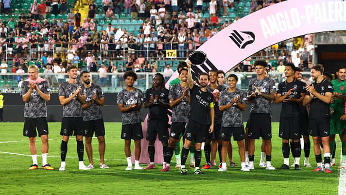 PALERMO, ITALY - AUGUST 09: Players of Manchester City FC celebrate after Pre-Season Friendly match between Palermo FC and Machester City FC at Stadio Renzo Barbera on August 09, 2025 in Palermo, Italy.  (Photo by Maurizio Lagana/Getty Images)  L’Anglo-palermitan Trophy va al Manchester City, battuto il Palermo FC - immagine 1