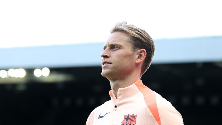 NEWCASTLE UPON TYNE, ENGLAND - SEPTEMBER 17: Frenkie de Jong of FC Barcelona looks on during a training session ahead of the UEFA Champions League 2025/26 League Phase MD1 against Newcastle United at St James' Park on September 17, 2025 in Newcastle upon Tyne, England. (Photo by George Wood/Getty Images) Frenkie De Jong