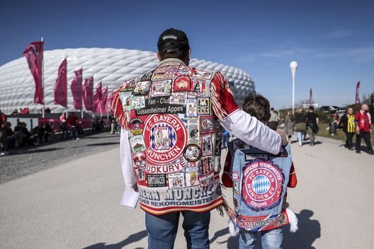 MONACO DI BAVIERA, GERMANIA - 12 APRILE: I tifosi del Bayern Monaco arrivano prima della partita di Bundesliga tra Bayern Monaco e Borussia Dortmund all'Allianz Arena il 12 aprile 2025 a Monaco di Baviera. (Foto di Maja Hitij/Getty Images) Tifoserie a confronto: Bayern-Boca Juniors, chi vince sugli spalti?- immagine 3
