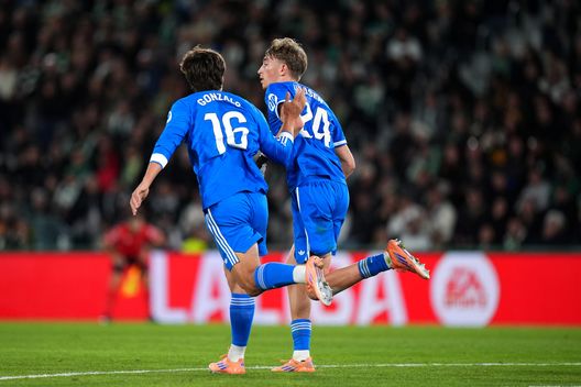 ELCHE, SPAIN - NOVEMBER 23: Dean Huijsen of Real Madrid celebrates scoring his team's first goal with teammate Gonzalo Garcia during the LaLiga EA Sports match between Elche CF and Real Madrid CF at Estadio Manuel Martinez Valero on November 23, 2025 in Elche, Spain. (Photo by Angel Martinez/Getty Images) Girona-Real Madrid live: streaming gratis e diretta tv del match di Liga- immagine 2