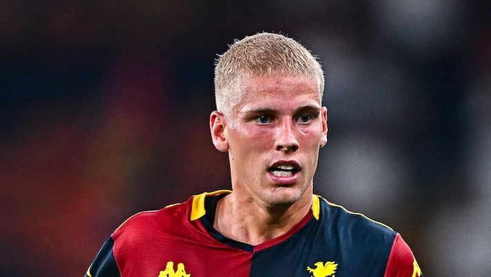 GENOA, ITALY - AUGUST 15: Albert Gronbaek of Genoa looks on during the Coppa Italia match between Genoa CFC and LR Vicenza at Stadio Luigi Ferraris on August 15, 2025 in Genoa, Italy. (Photo by Simone Arveda/Getty Images) Le ultime di formazione del Genoa per la Coppa Italia: Gronbaek affaticato, come sta Messias - immagine 1