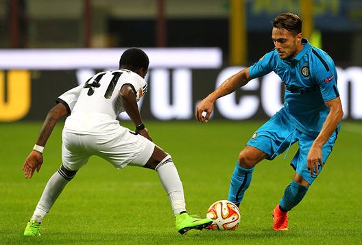 Danilo D'Ambrosio (a destra) dell'FC Internazionale Milano viene sfidato da Leroy George (a destra) del Qarabag FK durante la partita del girone F di UEFA Europa League tra FC Internazionale Milano e Qarabag FK il 2 ottobre 2014 a Milano Napoli-Qarabag, storie di incroci fra Italia ed Azerbaigian- immagine 2