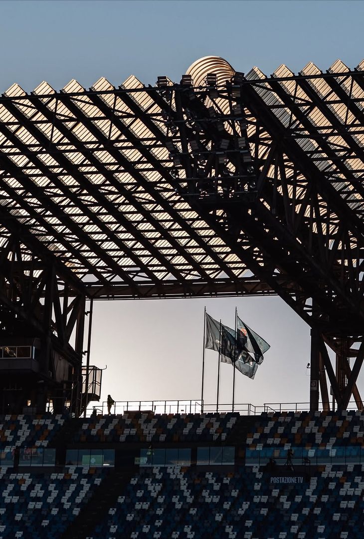 Circa un'ora separa Napoli-Eintracht Francoforte dal suo fischio d'inizio. In programma alle 18:45, la gara è valevole per la 4ª giornata della League Phase dell'edizione 2025/26 di Champions. Ad ospitare tale scontro sarà lo Stadio Diego Armando Maradona, di cui l'admin dei social azzurri ha pubblicato una serie di scatti sul proprio account Instagram.