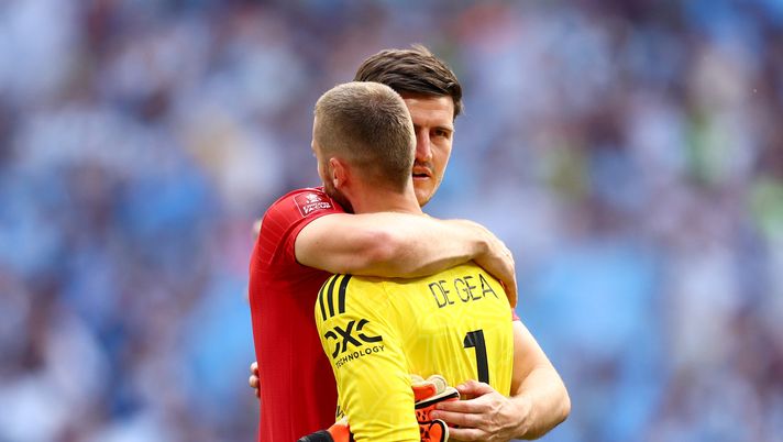 LONDON, ENGLAND - JUNE 03: Harry Maguire of Manchester United embraces teammate David De Gea following the team's defeat in the Emirates FA Cup Final between Manchester City and Manchester United at Wembley Stadium on June 03, 2023 in London, England. (Photo by Clive Rose/Getty Images) Inghilterra, Tuchel fa fuori Maguire: spunta il commento di un incredulo De Gea - immagine 1