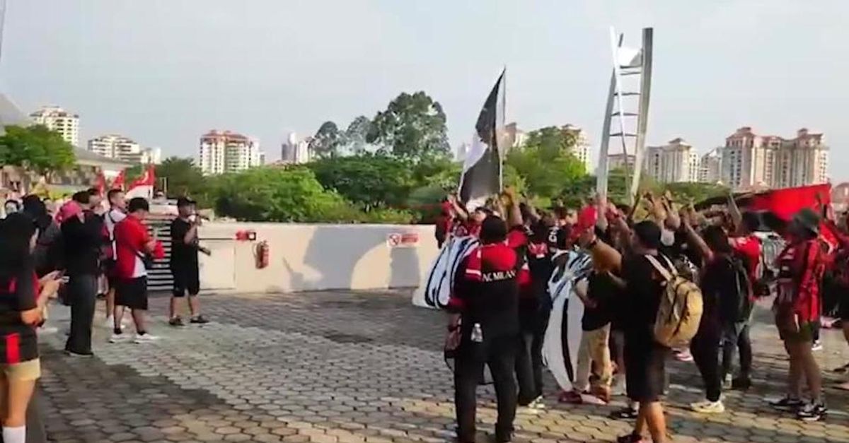 Milan, entusiasmo a Singapore: cori dei tifosi in italiano | VIDEO Milan, entusiasmo a Singapore: cori dei tifosi in italiano | VIDEO