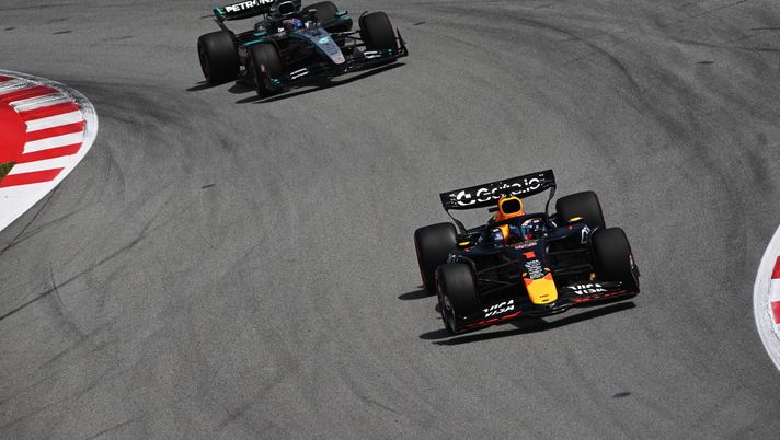 BARCELONA, SPAIN - JUNE 01: Max Verstappen of the Netherlands driving the (1) Oracle Red Bull Racing RB21 leads Andrea Kimi Antonelli of Italy driving the (12) Mercedes AMG Petronas F1 Team W16 on track during the F1 Grand Prix of Spain at Circuit de Barcelona-Catalunya on June 01, 2025 in Barcelona, Spain. (Photo by Rudy Carezzevoli/Getty Images) F1, Antonelli si scusa con Verstappen: “Ho sbagliato” - immagine 1