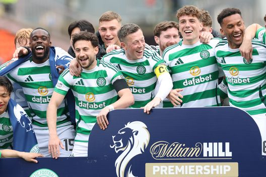 DUNDEE, SCOZIA- APRILE 26: I giocatori del Celtic festeggiano il campionato vinto nel 2025. (Foto di Ian MacNicol/Getty Images) Aberdeen-Celtic, la finale di Scozia chiama: il pronostico di DDD- immagine 4