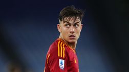 Udinese-Roma, invasione di campo di un tifoso: scatta un selfie con Dybala