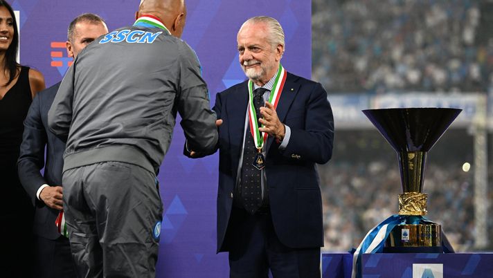 NAPLES, ITALY - JUNE 04: President of SSC Napoli, Aurelio De Laurentiis, shakes hands with Luciano Spalletti, Head Coach of SSC Napoli, next to the Serie A trophy following the Serie A match between SSC Napoli and UC Sampdoria at Stadio Diego Armando Maradona on June 04, 2023 in Naples, Italy. (Photo by Francesco Pecoraro/Getty Images) spalletti de laurentiis