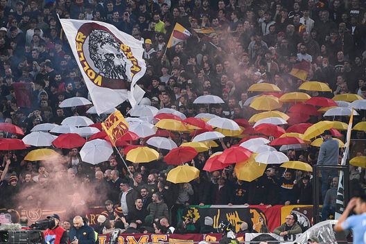 ROME, ITALY - MARCH 19: AS Roma supporters during the Serie A match between SS Lazio and AS Roma at Stadio Olimpico on March 19, 2023 in Rome, Italy. (Photo by Luciano Rossi/AS Roma via Getty Images) Squadre con più tifosi al mondo: Milan vince derby con Inter, Juve e Roma in Top 15- immagine 5