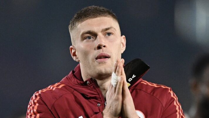 LECCE, ITALY - MARCH 29: Artem Dovbyk of AS Roma celebrates the victory after the Serie A match between Lecce and AS Roma at Stadio Via del Mare on March 29, 2025 in Lecce, Italy. (Photo by Francesco Pecoraro/Getty Images) Moretto – Dovbyk, la verità sulle voci sul Villarreal e la richiesta della Roma per lui - immagine 1