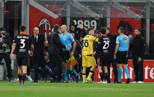 Fabregas chiede scusa al Milan: “Non dovevo toccare Saelemaekers. Come dice Chivu…”- immagine 2