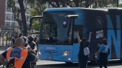 Il pullman del Napoli è al Maradona! Entusiasmo e fumogeni per l’arrivo degli azzurri