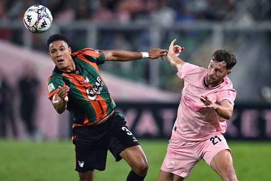 Joel Schingtienne del Venezia contende la palla con Jeremy Le Douaron del Palermo durante la partita di Serie B tra Palermo e Venezia allo Stadio Renzo Barbera il 30 settembre 2025 a Palermo Serie B, quinto e sesto atto: movimenti in vetta, tutto tace in coda- immagine 3