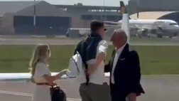 McTominay è arrivato a Napoli, l’abbraccio con Micheli a Capodichino