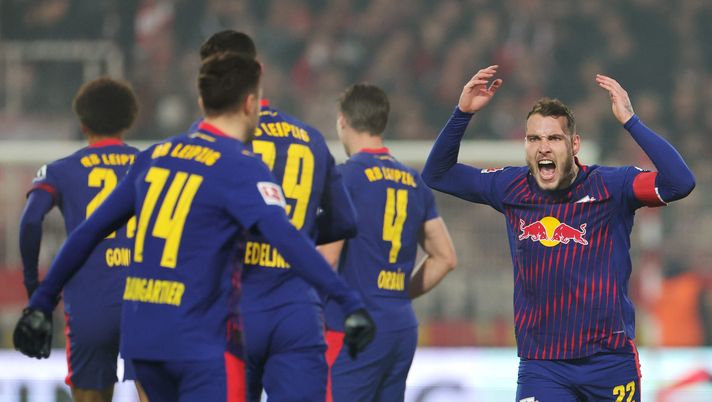 BERLIN, GERMANY - DECEMBER 12: David Raum of RB Leipzig reacts after Tidiam Gomis of RB Leipzig scored the team's first goal during the Bundesliga match between 1. FC Union Berlin and RB Leipzig at Stadion An der Alten Foersterei on December 12, 2025 in Berlin, Germany. (Photo by Boris Streubel/Getty Images) Bundesliga, Lipsia-Leverkusen: diretta streaming gratis e live tv - immagine 1
