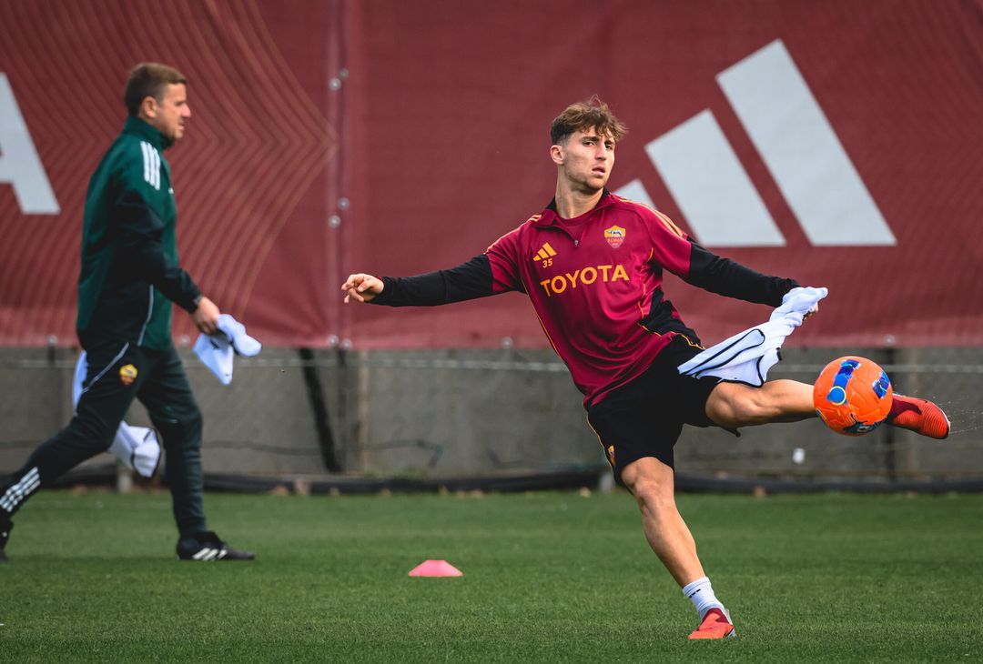Trigoria, Roma in campo per l’allenamento del venerdì – FOTO GALLERY - immagine 38