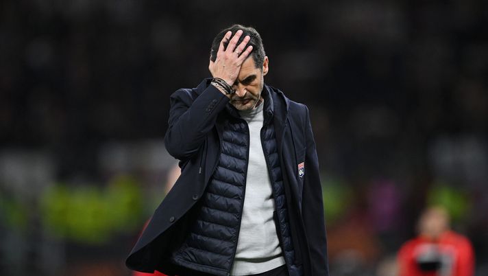 MANCHESTER, ENGLAND - APRIL 17: Paulo Fonseca, Head Coach of Olympique Lyonnais, looks dejected after defeat in the UEFA Europa League 2024/25 Quarter Final Second Leg match between Manchester United and Olympique Lyonnais at Old Trafford on April 17, 2025 in Manchester, England. (Photo by Shaun Botterill/Getty Images) Lione, Ligue 1