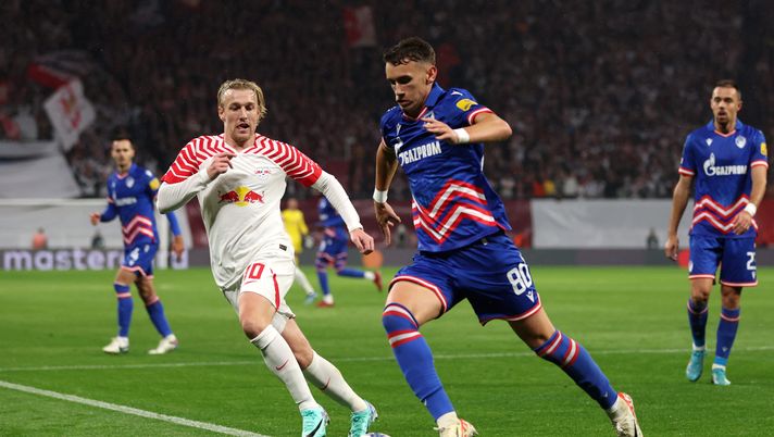 LEIPZIG, GERMANY - OCTOBER 25: Stefan Mitrovic of FK Crvena zvezda runs with the ball whilst under pressure from Emil Forsberg of RB Leipzig during the UEFA Champions League match between RB Leipzig and FK Crvena zvezda at Red Bull Arena on October 25, 2023 in Leipzig, Germany. (Photo by Maja Hitij/Getty Images) Verona, rinforzo in vista del Napoli: in attacco arriva Mitrovic. I dettagli - immagine 1
