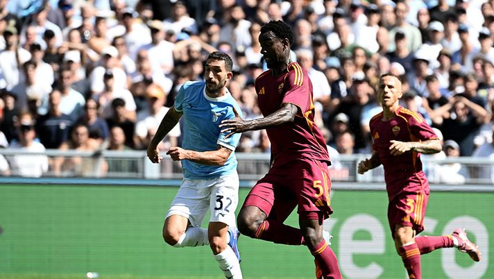 Lazio-Roma, Cataldi fermato dal palo: il centrocampista stava già esultando - immagine 1