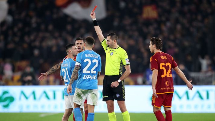 ROME, ITALY - DECEMBER 23: Matteo Politano of SSC Napoli is shown a red card by Referee Andrea Colombo during the Serie A TIM match between AS Roma and SSC Napoli at Stadio Olimpico on December 23, 2023 in Rome, Italy. (Photo by Paolo Bruno/Getty Images) Giudice Sportivo: Cristante entra in diffida. Roma multata per i cori contro Napoli - immagine 1