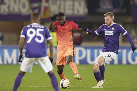 VIENNA, AUSTRIA - NOVEMBER 03: AS Roma player Antonio Rudiger (C) in action during the UEFA Europa League match between FK Austria Wien and AS Roma at the Ernst Happel Stadion on November 3, 2016 in Vienna, Austria. (Photo by Luciano Rossi/AS Roma via Getty Images)