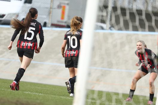 FIORENZUOLA D'ARDA, ITALIA - 25 GENNAIO: Kayleigh van Dooren del Milan Femminile esulta dopo aver segnato il gol del vantaggio durante la partita di Serie A Femminile tra Milan e Ternana Calcio al Velodromo Attilio Pavesi il 25 gennaio 2026 a Fiorenzuola d'Arda, Italia. (Photo by Giuseppe Cottini/AC Milan via Getty Images) Milan-Ternana femminile, le ragazze di Bakker vincono e si rilanciano in zona Europa- immagine 2