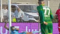 Derby di Casablanca all’ultimo respiro: il portiere battuto si fa male, la solidarietà dei rivali…