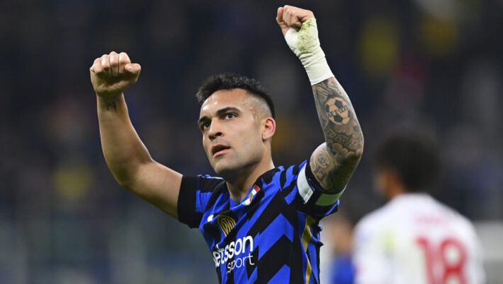 MILAN, ITALY - MARCH 08: Lautaro Martinez of FC Internazionale celebrates after scoring his team's opening goal, cancelled after the VAR intervention during the Serie A match between FC Internazionale and Monza at Stadio Giuseppe Meazza on March 08, 2025 in Milan, Italy. (Photo by Mattia Pistoia - Inter/Inter via Getty Images) Kane su Lautaro: “Uno dei migliori attaccanti da anni, lo rispetto molto: e più dei gol dà…” - immagine 1