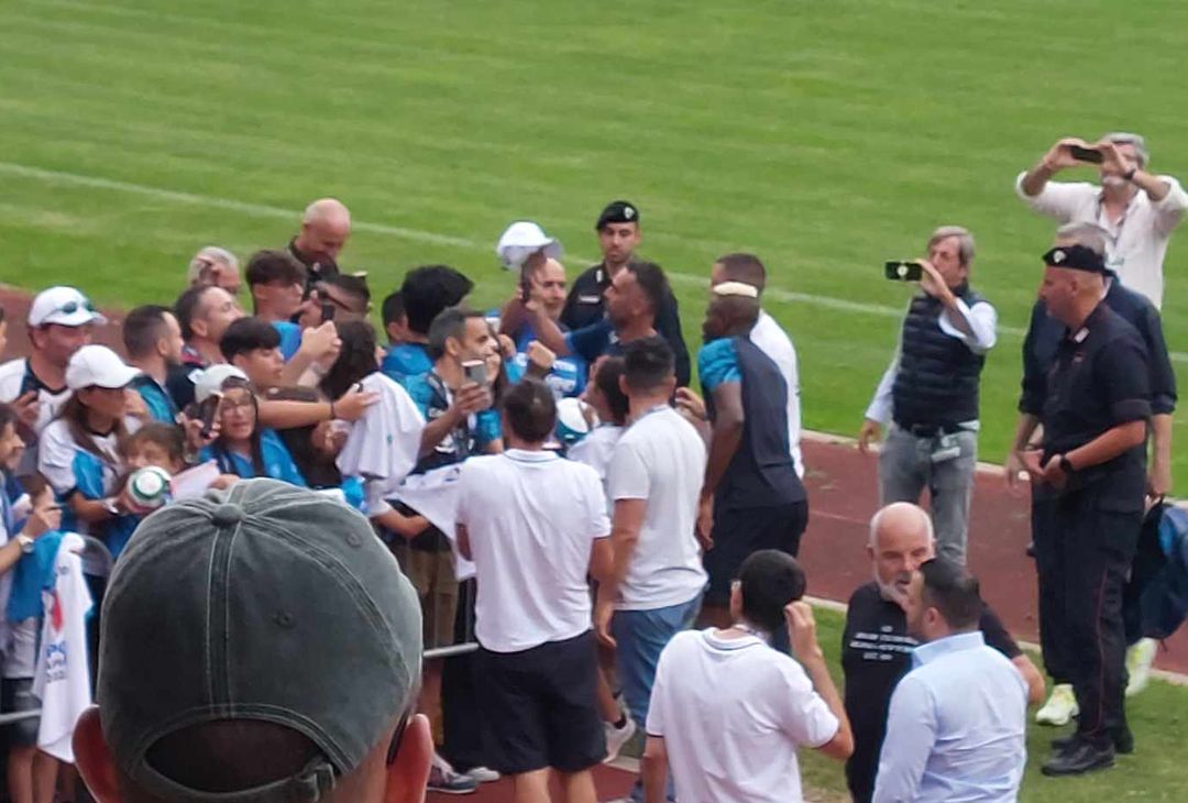 GALLERY Osimhen, Juan Jesus e Gollini fanno felici i tifosi dopo l’allenamento - immagine 10