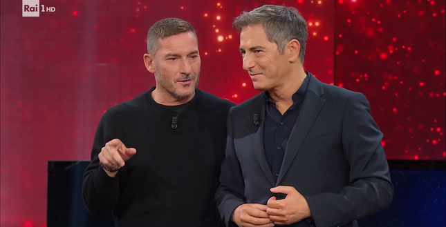 Totti, dall’ovazione alle battute con Verdone e i concorrenti: lo show a L’Eredità- immagine 3