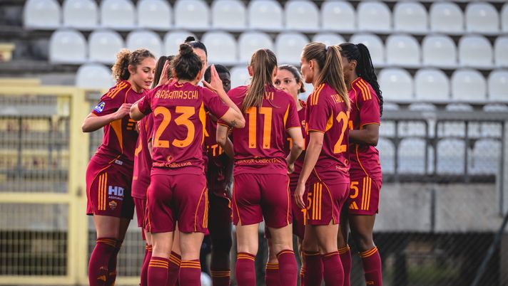 ROME, ITALY - APRIL 03: AS Roma players celebrate during Women Serie A match between AS Roma v Como at Stadio Tre Fontane on April 03, 2026 in Rome, Italy. (Photo by Luciano Rossi/AS Roma via Getty Images) Femminile, Roma-Como 4-3: Pilgrim conclude la rimonta, scudetto più vicino - immagine 1