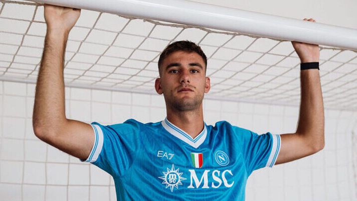 NAPLES, ITALY - JULY 18: New SSC Napoli signing Lorenzo Lucca is presented at the club’s 2025/26 pre-season training camp on July 18, 2025 in Dimaro, Trento, Italy. The Italian striker joins from Udinese. (Photo by SSC NAPOLI/SSC NAPOLI via Getty Images) Napoli, cosa fare con Lucca al fantacalcio e la gestione insieme a Lukaku - immagine 1